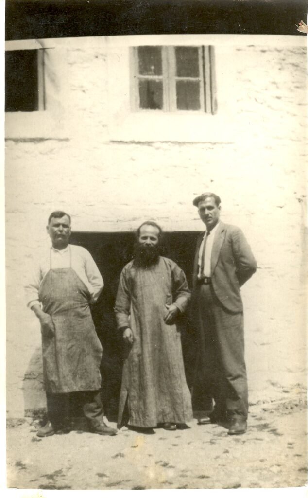 Ο γέροντας με τον εργάτη της μονής Αγ Χαραλάμπους και τον μετέπειτα π. Αντ. Γκίγκιζα